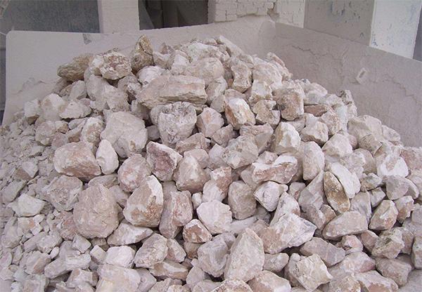 生石灰常用来生产熟料石灰,在生产中对生石灰的处理,我们通常使用的